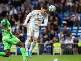 Jovic na busca por espaço. EFE/Rodrigo Jiménez