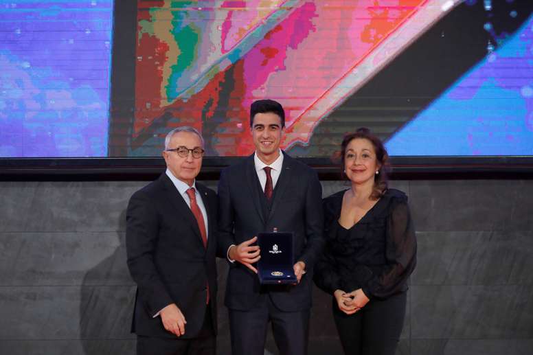 (Izq-der) El presidente del COE, Alejandro Blanco entrega un premio al deportista español Joel González Bonilla, en presencia de la directora de Comunicación y Marketing de la Fundación Barcelona Olímpica, Ibone Lallana, este miércoles, durante la celebración de la XIV Gala Anual del Comité Olímpico Español (COE). EFE/David Fernández