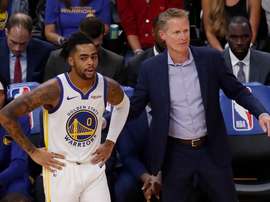 El jugador de Golden State Warriors DAngelo Russell junto a su entrenador Steve Kerr durante un partido. EFE/EPA/JOHN G. MABANGLO/Archivo