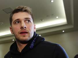 El esloveno Luka Doncic, del equipo de Dallas Mavericks, participa en una charla con medios de comunicación este miércoles, en Ciudad de México (México). Doncic, en su segunda temporada en la NBA, bate cada día records que pertenecían a jugadores como Michel Jordan o Lebron James. EFE/ José Méndez
