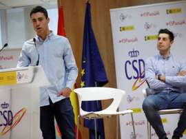 Los ciclistas Albert Torres (i) y Sebastián Mora (d) asisten este jueves a su presentación como nuevas incorporaciones al Movistar Team de ciclismo en el Consejo Superior de Deportes en Madrid. Albert Torres y Sebastián Mora, los mejores especialistas en pista del ciclismo español, se presentaron como nuevos corredores en ruta del Movistar, pero con el objetivo común de alcanzar lo máximo en el velódromo de los Juegos de Tokio 2020. EFE/ David Fernández