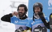 Lucas Eguibar (d) y Regino Hernández muerden la medalla de plata obtenida en la prueba de boardercross por equipos de snowbard de los Mundiales de Sierra Nevada 2017. EFE/Julio Muñoz/Archivo