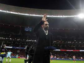 Juanfran é homenageado no Wanda. EFE/ Juanjo Martín