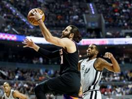 El jugador de los Phoenix Suns, Ricky Rubio (i), conduce el balón ante LaMarcus Aldridge (d) de los San Antonio Spurs, este sábado durante un partido de temporada regular de la NBA realizado en la Arena Ciudad de México (México). EFE/José Méndez