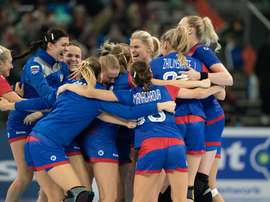 Las jugadoras rusas celebran su victoria. EFE/EPA/Hiroshi Yamamura
