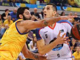 El jugador del Monbus Obradoiro Dejan Kravic (d) y el jugador del Herbalife Gran Canaria Ioannis Bourousis (i) durante el partido de la liga ACB que ambos equipos disputaron este domingo en el Gran Canaria Arena, en Las Palmas de Canaria. EFE/Elvira Urquijo A.