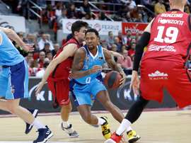 El jugador del Casademont Zaragoza Carlos Alcocén (d), y el jugador del Montakit Fuenlabrada Earl Rowland (d), durante el partido de Liga Endesa que se disputó en el pabellón Príncipe Felipe de Zaragoza.- EFE/JAVIER BELVER