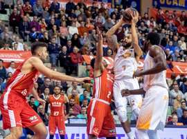 El base estadounidense de Kirolbet Baskonia Pierria Henry (2d) lanza a canasta ante el escolta dominicano de UCAM Murcia Marques Townes (3d), durante el partido de la décimo tercera jornada de la Liga Endesa jugado en el Palacio de los Deportes de Murcia. EFE/Marcial Guillén
