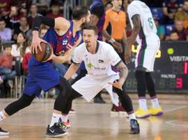 El base de Unicaja Josh Adams (d) defiende el avance de Pau Ribas (i), del Barça, en el partido correspondiente a la 13ª jornada de la Liga ACB que se jugó en el Palau Blaugrana, en Barcelona. EFE/Marta Pérez