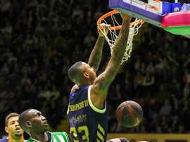 El ala-pívot estadounidense del Real Madrid Trey Thompkins (d) machaca la canasta junto a Mamadou Niamg (i), del Coosur Real Betis, en el polideportivo San Pablo, en Sevilla. EFE/Julio Muñoz