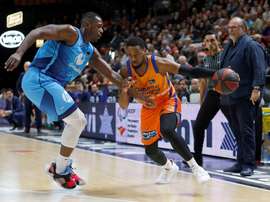 El ala pívot colombiano del Movistar Estudiantes Juan Palacios (i) defiende al base estadounidense del Valencia Basket Jordan Loyd, en el partido de Liga Endesa disputado este domingo en la Fuente de San Luis. EFE/Miguel Ángel Polo
