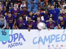 Los jugadores del F.C Barcelona celebran con el trofeo el título de la Copa Asobal conseguido tras vencer en la final al Bidasoa Irún, en Valladolid. EFE/Nacho Gallego