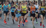 El Maratón de Sevilla, que se disputará el próximo 23 de febrero, tiene inscritos a once mil corredores a falta de dos meses para la prueba, lo que es un récord a estas fechas para una competición en la que la organización fijó un tope de participación de catorce mil atletas. EFE/ José Manuel Vidal/Archivo