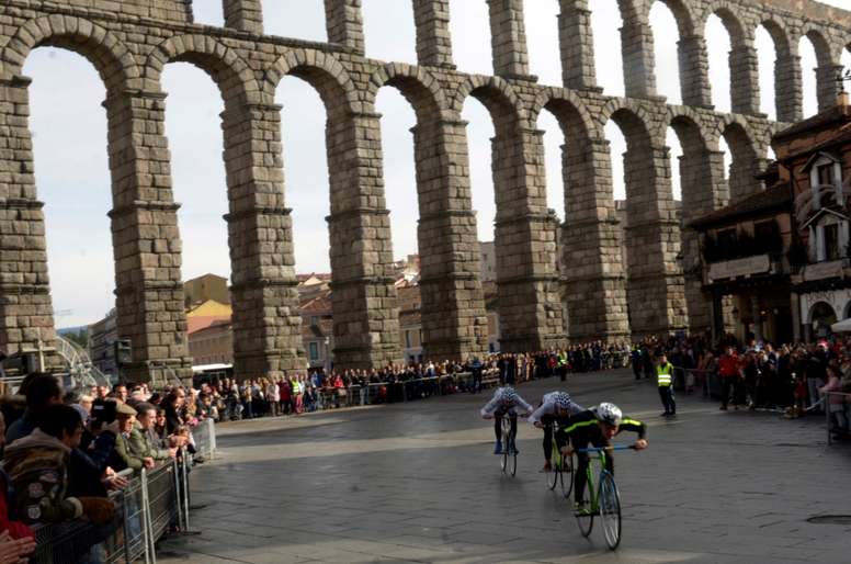 La tradicional Carrera del Pavo para bicicletas sin cadena, que en esta ocasión contó con la participación de 74 deportistas, entre ellos el exganador del Tour 1988 Pedro Delgado, completó su octogésima cuarta edición en la ciudad de Segovia que volvió a echarse a la calle una mañana más del día de Navidad. EFE/Pablo Martín/Archivo