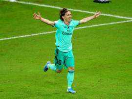 O fio que une os futuros de Modric e Odegaard. EFE/Juanjo Martín