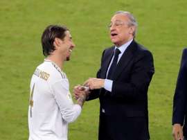 Florentino Perez (R) wished Real Madrid's player luck before the Man City game. EFE