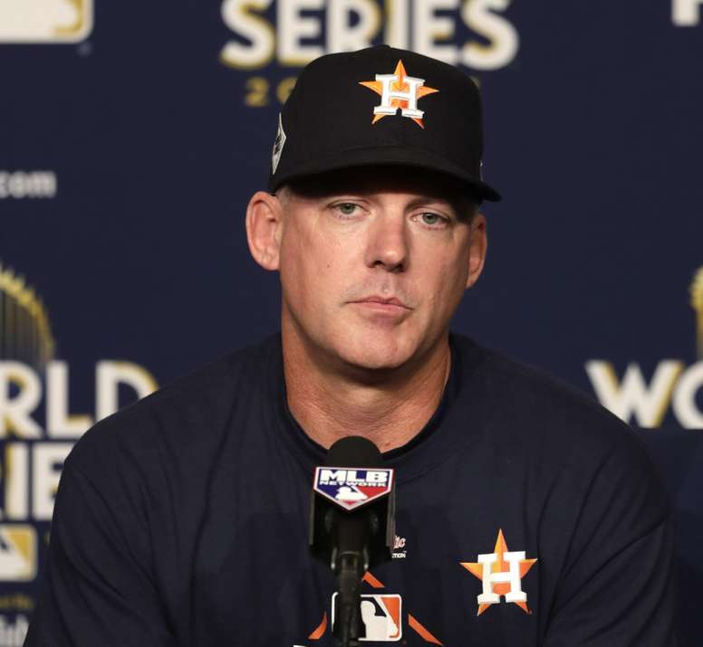 En la imagen, el destituido mánager de los Astros de Houston A.J. Hinch. EFE/Mike Nelson/Archivo