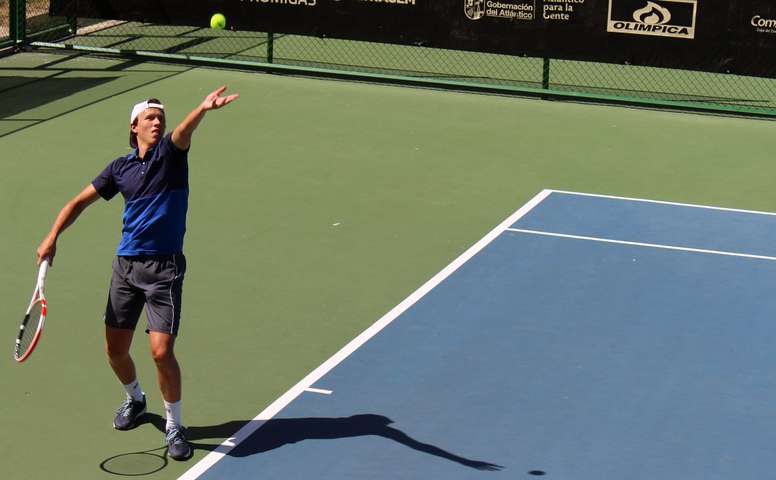 El tenista sueco Leo Borg sirve este lunes en el partido en el que venció al mexicano Emiliano González, durante la primera ronda, en la segunda parada, del Mundial Juvenil de Tenis que se está jugando en Barranquilla (Colombia). EFE/Hugo Penso