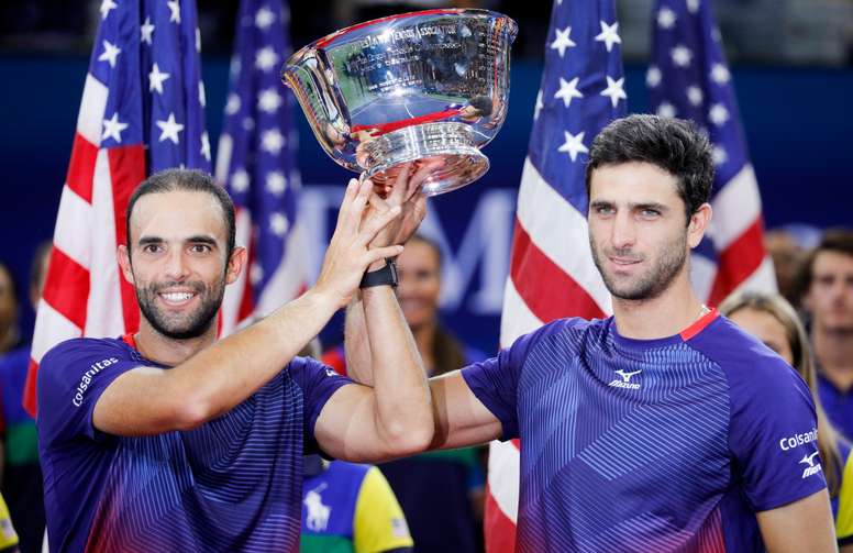 Los tenistas colombianos Juan Sebastian Cabal (i) and Robert Farah (d) al ganar la final del US Open el 6 de septiembre de 2019. EFE/EPA/JUSTIN LANE /Archivo