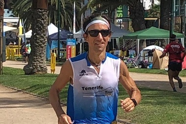 El ultrafondista tinerfeño Eduardo Cebrián, del equipo Tenerife Trail, venció en la prueba de 24 horas del Festival Internacional de Ultramaratón de Atenas, un certamen que celebraba su decimoquinta edición y que contó con 78 corredores representando a 18 países. EFE/ Domingo González