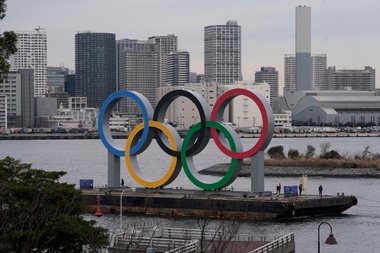 El Gobierno del Área Metropolitana de Tokio desveló hoy unos anillos olímpicos gigantes instalados en la bahía de la ciudad, un monumento que se añade al paisaje urbano de la capital de cara a los JJOO del próximo verano. EFE/KIMIMASA MAYAMA