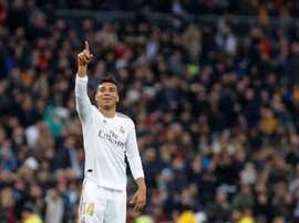 Casemiro teve um grande gesto com um rival do Unionistas. EFE/Emilio Naranjo