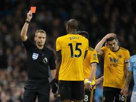 Craig Pawson tuvo que esperar la rectificación del VAR para anular el gol. EFE