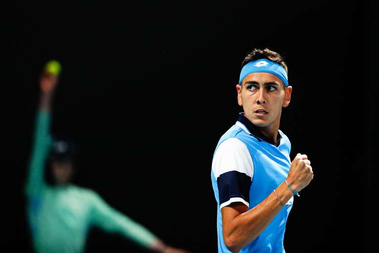 El tenista chileno Alejandro Tabilo de 22 años comentó tras su épica victoria frente al colombiano Daniel Elahi Galán en la primera ronda del Abierto de Australia que sin lugar a dudas se trató del partido más importante de su corta carrera. EFE/ROMAN PILIPEY