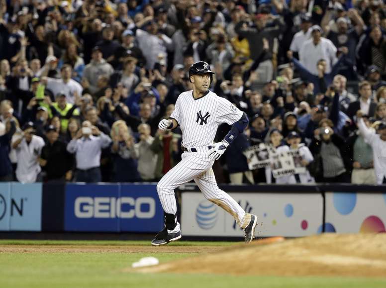 Fotografía tomada en septiembre de 2014 en la que se registró a Derek Jeter, legendario parador en corto que jugó toda su carrera profesional con los Yanquis de Nueva York. EFE/Jason Szenes/Archivo