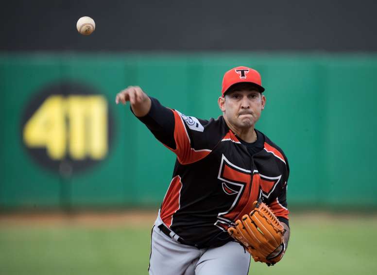 Paolo Espino, pitcher abridor de los Toros del Este, en acción frente a los Tigres del Licey, hoy martes durante el segundo juego de la serie final del Torneo de Béisbol Invernal, en el estadio Quisqueya, en Santo Domingo (República Dominicana). EFE/Orlando Barría
