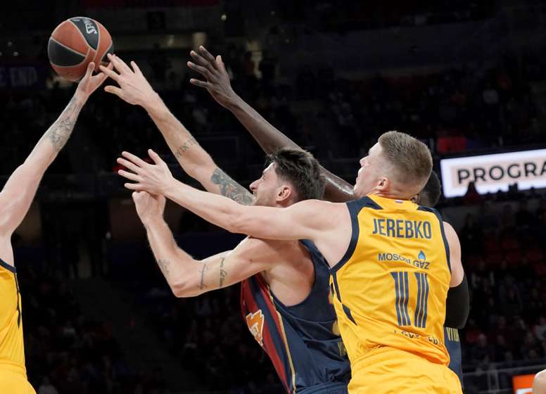 El jugador del Kirolbet Baskonia Achille Polonara (i) entra a canasta ante Jonas Jerebko, del Khimki Moscú, durante el partido de la Euroliga de baloncesto disputado esta noche en el Fernando Buesa Arena, en Vitoria. EFE/Adrián Ruiz de Hierro