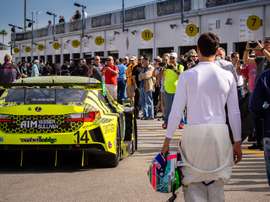 Fotografía cedida por Rolex que muestra el ambiente al final de la cuarta sesión de entrenamiento este jueves en la Daytona International Speedway en Florida. La ciudad de Daytona (este de Florida) vibra de emoción a la espera de que comience este sábado la edición número 58 de la prueba de resistencia Rolex 24 horas, en la que, entre otros, compiten tres españoles, una brasileña, una colombiana y un colombiano. EFE/ Stephan Cooper/Rolex