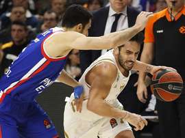 El base argentino del Real Madrid, Facundo Campazzo (d), con el balón ante la defensa del jugador del Anadolu Efes, Dogus Balbay, durante el partido de Euroliga. EFE/Javier Lizón.