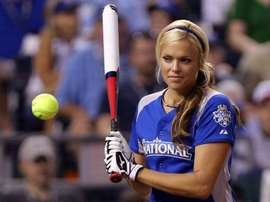 Fotografía de archivo de aa medallista de oro estadounidense en sóftbol Jennie Finch. EFE/ED ZURGA/Archivo
