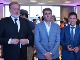 De izquierda a derecha: el embajador de Argentina en Chile, Rafael Bielsa; el gobernador de San Juan, Sergio Uñac; y el secretario de Estado de Deporte, Jorge Chica, este viernes, en San Juan (Argentina). EFE / David Ramiro Leyva