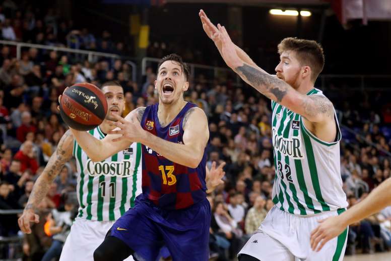 El base francés Thomas Huertel (i) del Barcelona, entra a zona ante el pívot macedonio Shayne Whittington Real Betis, durante el partido correspondiente a la 19ª jornada de la Liga Endesa disputado en el Palau Blaugrana de Barcelona. EFE/Toni Albir