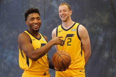 En la imagen los jugadores del Utah Jazz Donovan Mitchell (i) y el australiano Joe Inglés (d). EFE/George Frey/Archivo