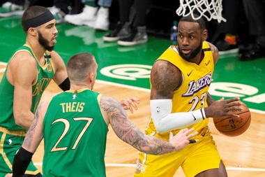 En la imagen el superestrella de Los Angeles Lakers, el alero LeBron Jame (d). EFE//CJ GUNTHER SHUTTERSTOCK OUT/Archivo