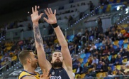 - El jugador del Herbalife Gran Canaria Matt Costello (i) y el jugador del Retabet Bilbao Basket Ondrej Balvin (d) durante el partido de la liga ACB que ambos equipos disputaron en el Gran Canaria Arena, en Las Palmas de Gran Canaria. EFE/ Efe/elvira Urquijo A.