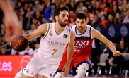 El base argentino Facundo Campazzo (i) del Real Madrid conduce ante el base serbio Aleksandar Cvetkovic del BAXI Manresa, durante el partido de la jornada 19 de la Liga Endesa. EFE/Susanna Sáez