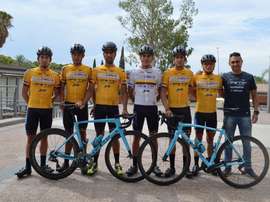 Vista de los los integrantes del equipo Colombia Tierra de Atletas - GW Bicicletas es una de las sensaciones de la Vuelta a San Juan. El equipo dirigido por Luis Alfonso Cely (i), y con apoyo estatal es casi una selección nacional en la que el objetivo es formar a las figuras del futuro con Nairo Quintana y Egan Bernal como referencias.- EFE/David Ramiro