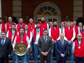 El presidente del Gobierno, Pedro Sánchez, posa para la foto de familia con los componentes de la selección española de balonmano, los Hispanos, a quienes ha recibido este martes en Moncloa tras conseguir la medalla de oro en el campeonato de Europa. EFE/Emilio Naranjo