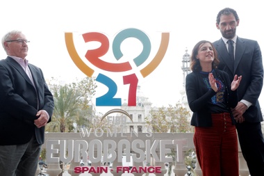 El alcalde de Valencia, Joan Ribó, el presidente de la Federación Española de Baloncesto, Jorge Garbajosa (d), y la directora de la Fundación Trinidad Alfonso, Elena Tejedor, durante la presentación del logotipo oficial del Eurobasket femenino 2021 que se celebrará conjuntamente con Francia en junio de 2021. EFE/Kai Försterling