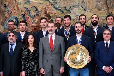 Los reyes Felipe VI y Letizia con la selección masculina española de balonmano, campeona de Europa 2020, durante una audiencia en la Zarzuela. EFE/ Zipi