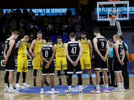 Los jugadores del Iberostar Tenerife y del VEF Riga guardan un minuto de silencio por el fallecimiento del baloncestista estadounidense Kobe Bryant antes del inicio del partido de la penúltima jornada de la fase de grupos de la Liga de Campeones de Baloncesto, en La Laguna, Tenerife. EFE/ Cristóbal García