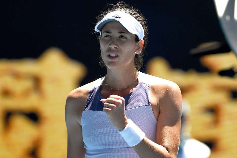 La tenista española Garbine Muguruza reacciona tras ganar a la rusa Anastasia Pavlyuchenkova en el partido de cuartos de final femenino en el torneo de Tenis del Abierto de Australia en Melbourne, Australia, el 29 de enero de 2020. EFE/EPA/LUKAS COCH