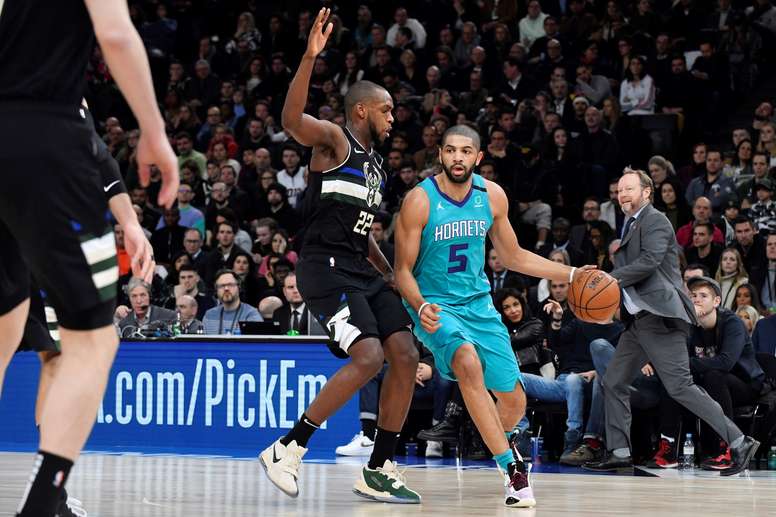 Charlotte Hornet guard Nicolas Batum of France in action against Milwaukee Bucks forward Khris Middleton during the NBA basketball game between the Charlotte Hornets and the Milwaukee Bucks at AccorHotels Arena, in Paris, France, 24 January 2020. (Baloncesto, Francia) EFE/EPA/JULIEN DE ROSA