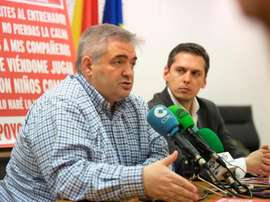 Tarjeta blanca y mensajes en los campos para echar la violencia del fútbol cántabro. EFE