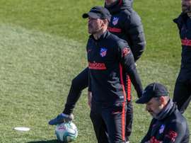 Simeone medita dar su primera titularidad a Saponjic ante la baja de delanteros. EFE