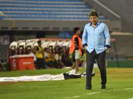 Duelo de banquillos en el Fénix-El Nacional. EFE